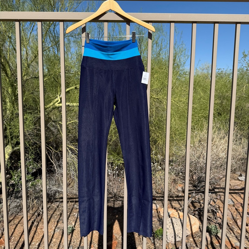 ⬇️💲Beach Riot NWOT Vibrant Blue and Deep Navy Leggings